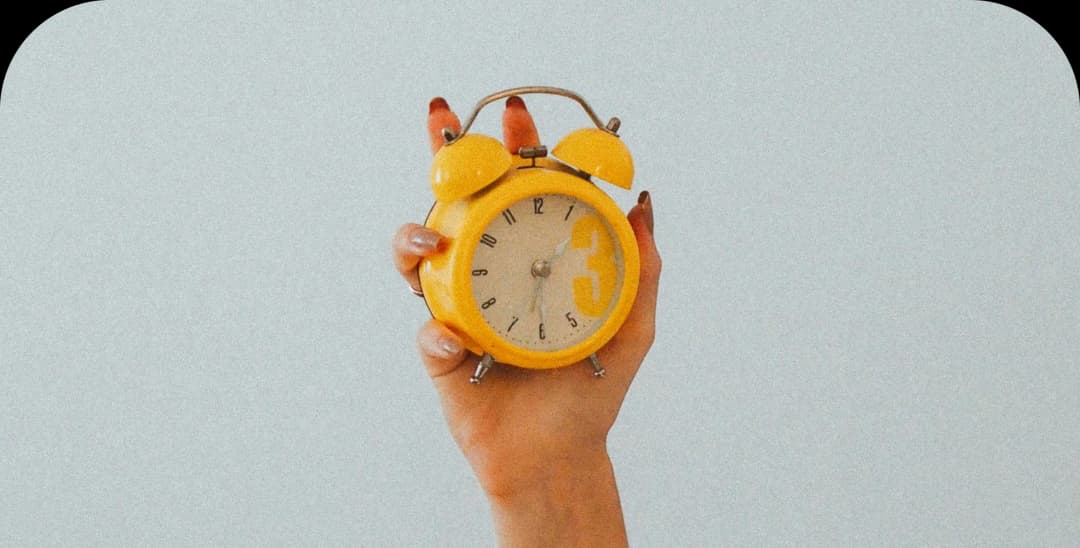 Although customized software development is more expensive than off-the-shelf solutions, they are more cost-effective in the long run – symbolized by a yellow clock with hands.