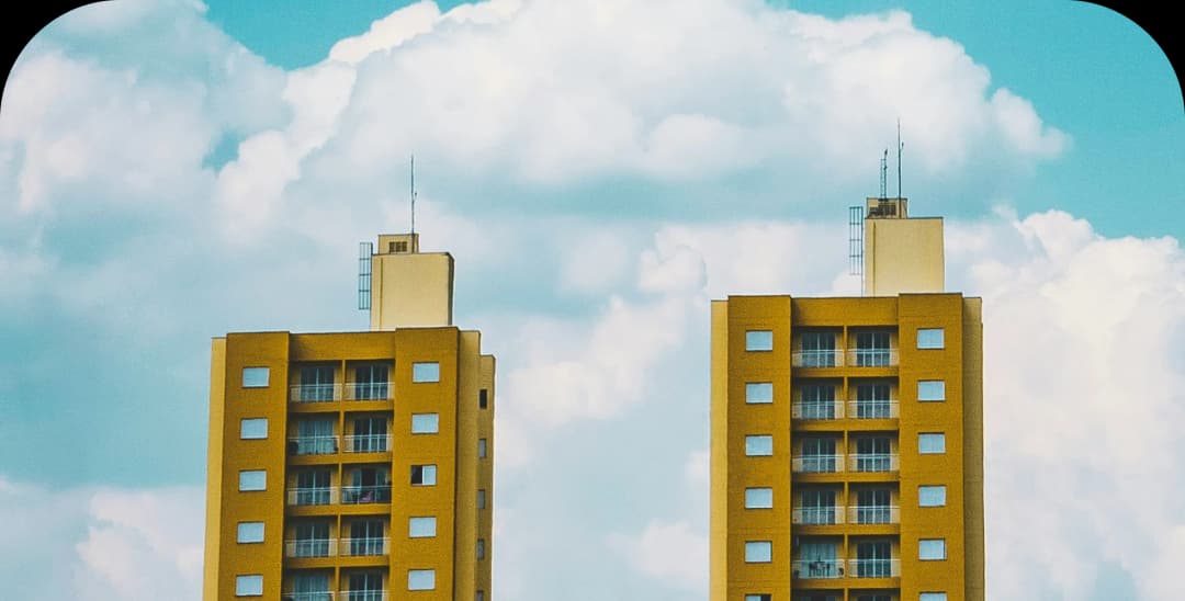 Optymalizacja kosztów w chmurze przypomina budowanie wysokich budynków – jest to sposób na maksymalne wykorzystanie dostępnych zasobów przy jednoczesnym minimalizowaniu kosztów. Podobnie jak wieżowce pozwalają zaoszczędzić miejsce i zmniejszyć koszty gruntu, optymalizacja kosztów w chmurze pozwala firmom efektywnie zarządzać wydatkami na infrastrukturę IT, skalując zasoby w górę lub w dół zgodnie z bieżącymi potrzebami.