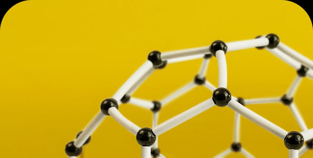 Skalowanie infrastruktury jest podobne do modelu cząsteczkowego, gdzie elementy (cząsteczki lub zasoby IT) mogą się reorganizować i dostosowywać w zależności od warunków zewnętrznych. Podobnie jak cząsteczki mogą tworzyć nowe struktury lub zmieniać swoją organizację w odpowiedzi na zmiany środowiska, tak infrastruktura IT może być skalowana w zależności od potrzeb, zapewniając elastyczność, efektywność i stabilność systemów.