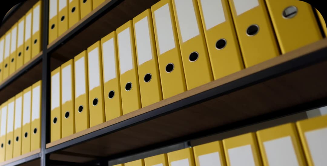 Migracja do AWS przypomina organizowanie danych w segregatorach z backupem – oba podejścia mają na celu uporządkowanie i zabezpieczenie danych przed utratą. Tak jak segregatory zapewniają łatwy dostęp do fizycznych dokumentów i ich bezpieczne przechowywanie, AWS oferuje skalowalne, bezpieczne i dostępne rozwiązania do przechowywania i backupowania danych w chmurze, zapewniając szybki dostęp i odzyskiwanie danych w razie potrzeby.