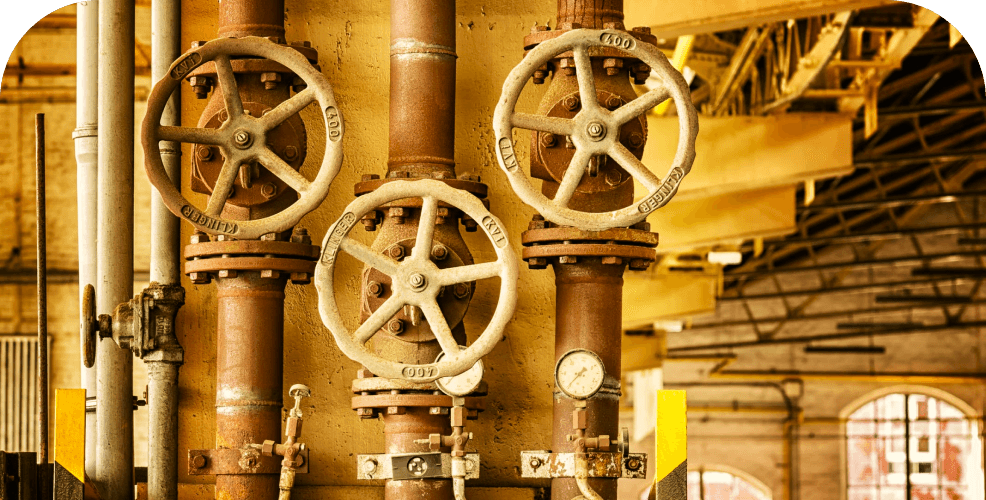 Optymalizacja wydajności i stabilny, skalowalny backend można porównać do systemu rur w skomplikowanej instalacji wodociągowej, gdzie rury reprezentują kanały przesyłowe danych i zasoby aplikacji.