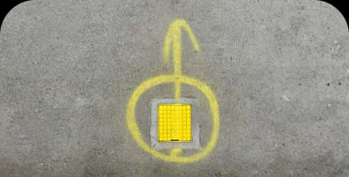 Eliminacja zastojów i błędów zawsze równa się wzrostowi co symbolizuje żółta strzałka w górę - dla Twojej firmy przetwarzanie danych może być właśnie taką strzałką.