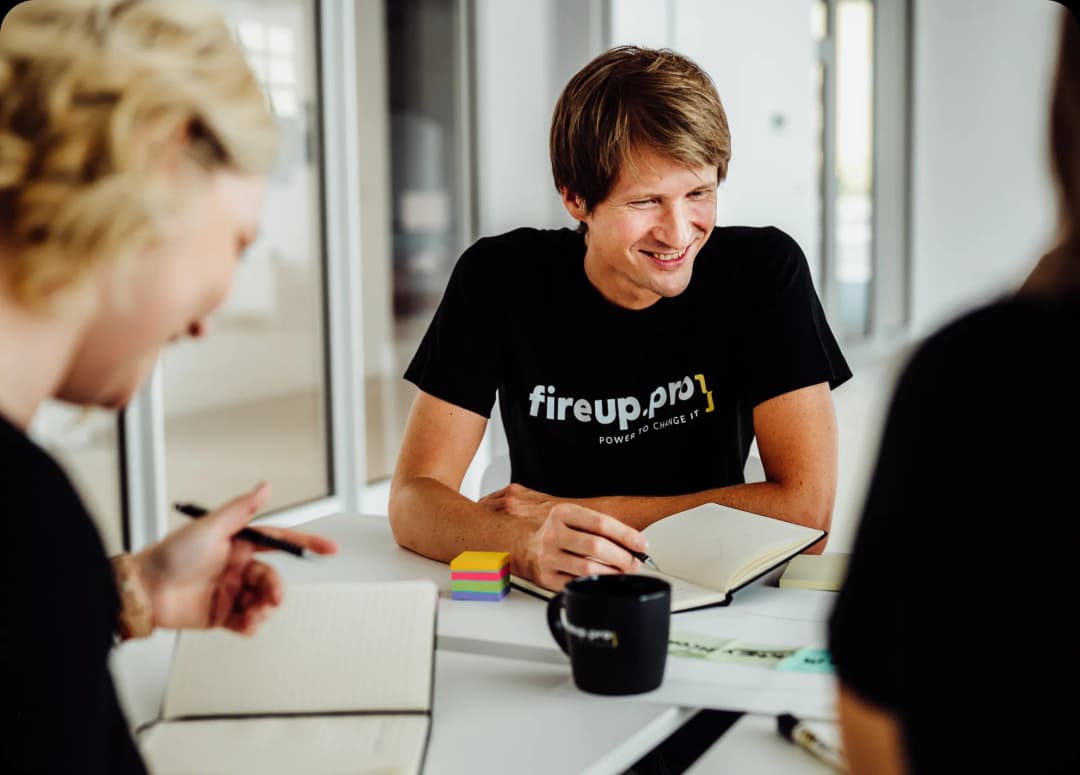 Czy dobry humor można połączyć z doradztwem w zakresie automatyzacji testów? Zdecydowanie tak! Jak widzicie na zdjęciu nasz senior developer z uśmiechem przedstawia strategię, angażując pozostałych członków zespołu.