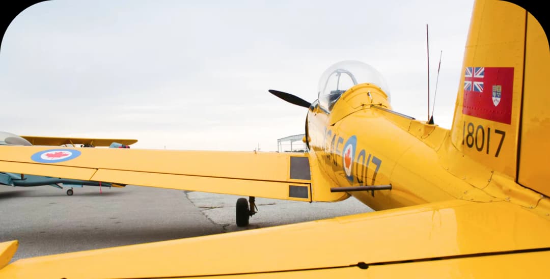 Integracje z systemami ERP można porównać do funkcjonowania samolotu. Samolot to skomplikowana maszyna składająca się z wielu systemów i podzespołów, takich jak silniki, systemy nawigacyjne, hydraulika czy elektronika pokładowa. Aby samolot mógł bezpiecznie i efektywnie latać, wszystkie te elementy muszą być ze sobą idealnie zintegrowane i współpracować w harmonii. Podobnie, integracje z systemami ERP polegają na połączeniu różnych działów i procesów w firmie.