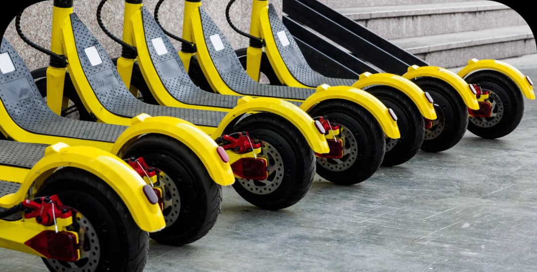 Hulajnoga elektryczna umożliwia szybkie i efektywne przemieszczanie się z punktu A do punktu B, minimalizując wysiłek fizyczny i omijając korki uliczne. Podobnie, automatyzacja procesów biznesowych przyspiesza wykonywanie rutynowych zadań w firmie, eliminując zbędne opóźnienia i zmniejszając obciążenie pracowników.