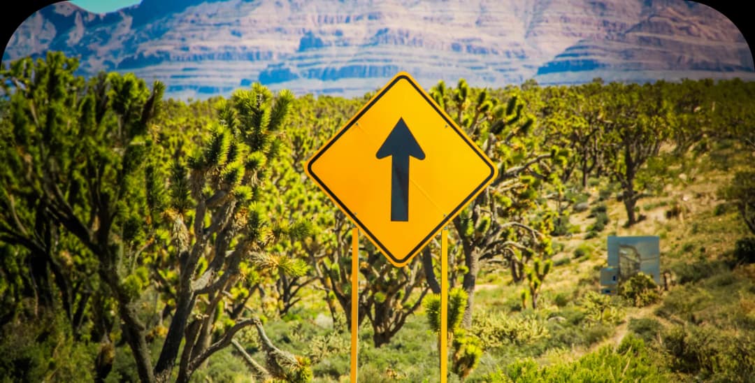 Strategie refaktoringu działają jak znaki drogowe w kontekście obsługi klienta – obie koncepcje mają na celu usprawnienie działania systemu (czy to aplikacji, czy relacji z klientami) poprzez jasne wytyczne, eliminację zbędnych kroków i optymalizację procesów. Refaktoring, podobnie jak znaki drogowe, prowadzi do uproszczenia i poprawy wydajności, co bezpośrednio wpływa na lepszą obsługę klienta