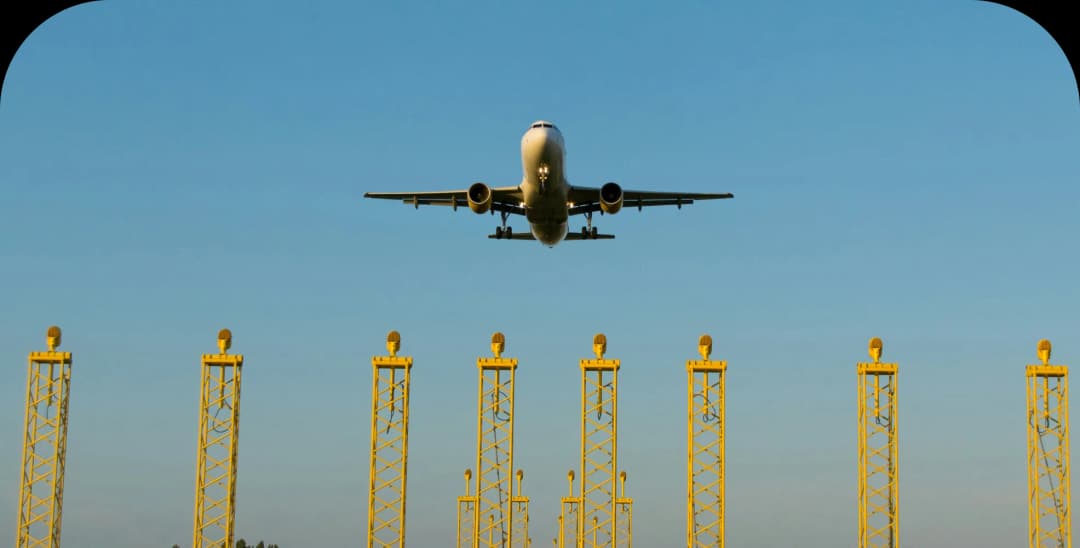 Kontrolę jakości oprogramowania można porównać do dokładnych procedur przeglądu samolotu przed lotem – każda część musi zostać sprawdzona, aby zapewnić bezpieczną i bezproblemową podróż. W przypadku oprogramowania, te precyzyjne testy gwarantują, że produkt działa sprawnie i bez błędów. Dzięki takiej przedstartowej kontroli możliwe jest szybsze wprowadzanie produktów na rynek, bez ryzyka awarii, podobnie jak dobrze przeprowadzony przegląd samolotu pozwala na szybkie i bezpieczne wyruszenie w drogę.