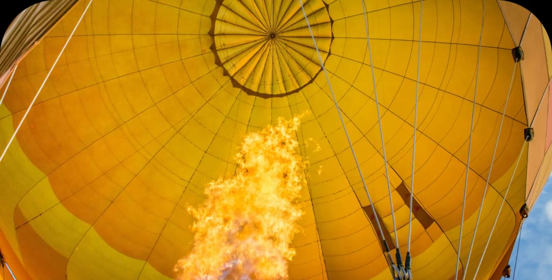 Audyty jakości oprogramowania są jak przygotowanie lotu balonem – każdy aspekt musi być dokładnie sprawdzony, aby mieć pewność, że balon wzniesie się i bezpiecznie dotrze do celu, niezależnie od warunków. Podobnie, dzięki audytom jakości, upewniamy się, że aplikacja działa poprawnie w każdych warunkach użytkowania – niezależnie od obciążenia, platformy czy zmieniających się potrzeb użytkowników.