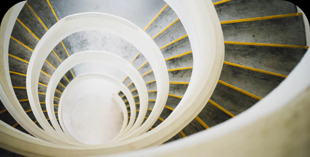 W fireup.pro możliwość wykonywania testów równoległych i wieloplatformowych przypomina nowoczesną klatkę schodową – zaprojektowaną z myślą o efektywności i szybkości. Tak jak współczesna klatka schodowa pozwala na sprawne przemieszczanie się między poziomami, umożliwiając dostęp do różnych kondygnacji jednocześnie, tak nasze testy są przeprowadzane równocześnie na różnych platformach.