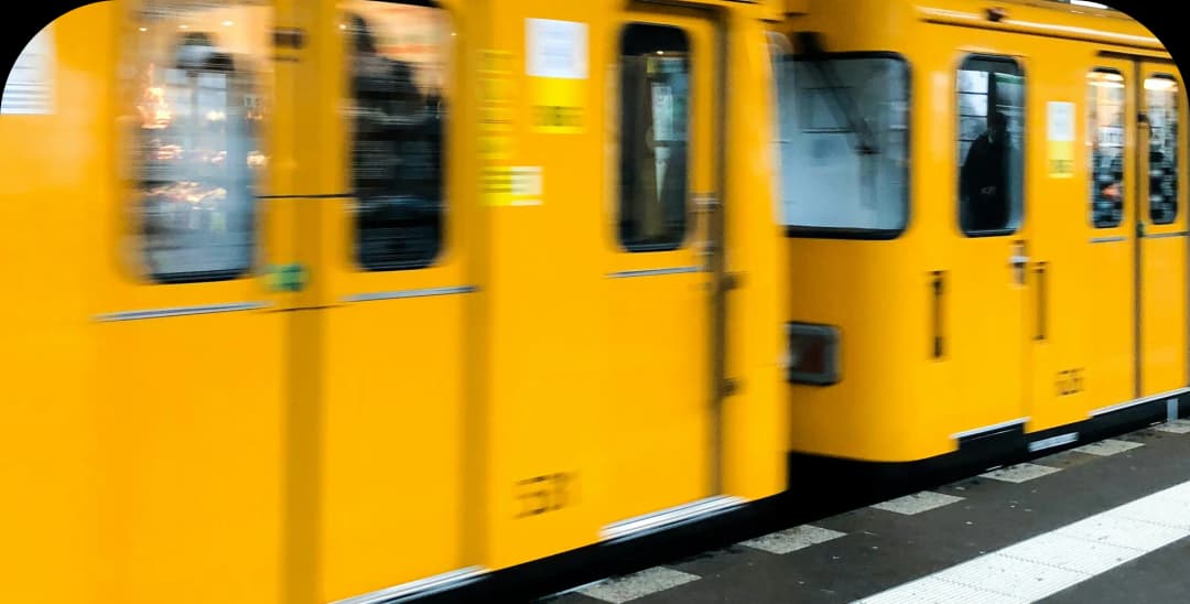 Testowanie wydajności można porównać do optymalizacji jazdy pociągiem w celu zwiększenia efektywności procesów. Tak jak inżynierowie kolejowi analizują prędkość, zużycie energii i płynność ruchu pociągu, aby zapewnić szybki i bezpieczny transport, tak specjaliści IT przeprowadzają testy wydajności, aby upewnić się, że oprogramowanie działa sprawnie pod różnym obciążeniem. Dzięki temu "podróż" użytkownika przez aplikację jest płynna i bez zakłóceń, a procesy biznesowe przebiegają efektywniej. Optymalizacja tych "szlaków kolejowych" w kodzie pozwala na przyspieszenie działania systemu, minimalizację opóźnień i maksymalne wykorzystanie dostępnych zasobów, co przekłada się na lepsze doświadczenie użytkownika i efektywność całej organizacji.